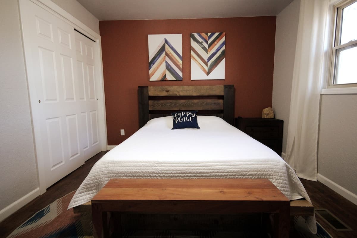 Bedroom 2 with Smart TV